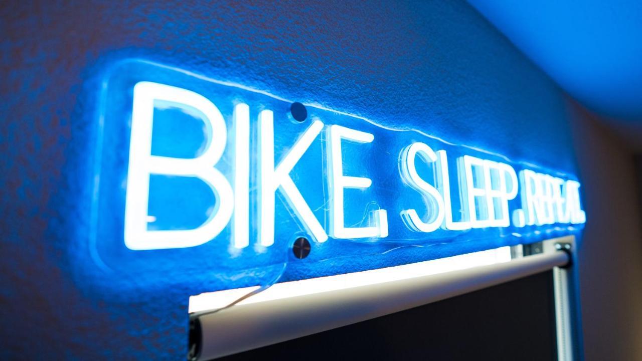 The Bike Inn Bentonville Exterior photo