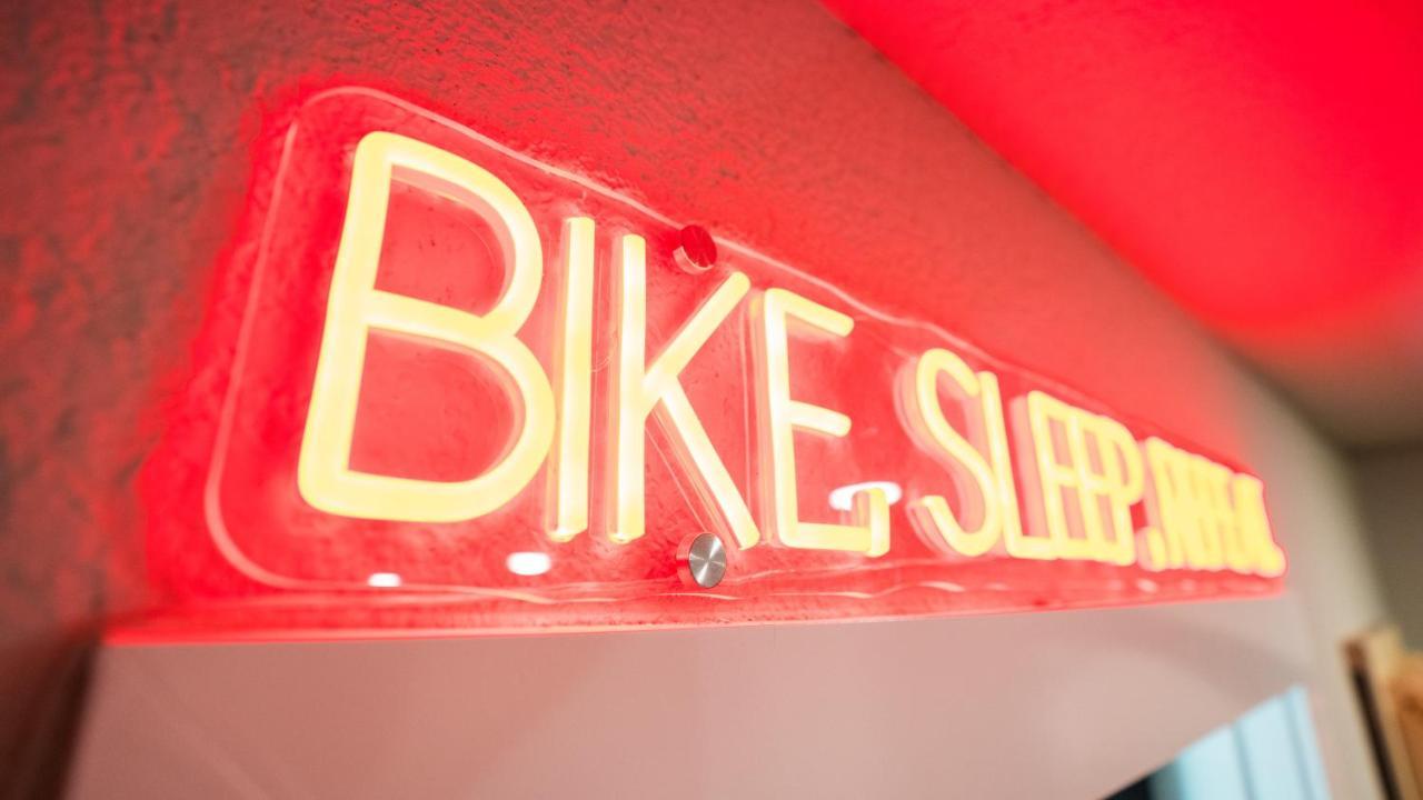 The Bike Inn Bentonville Exterior photo