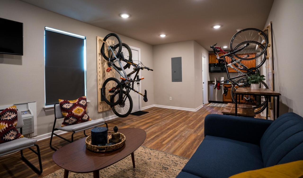 The Bike Inn Bentonville Exterior photo